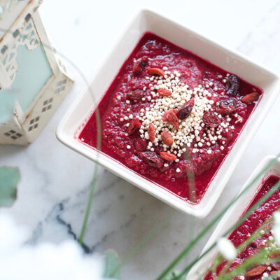 Photo de smoothie bowl rouge à la betterave sur Swanee Rose Le Blog