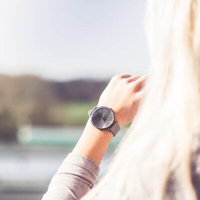 Photo d'une jeune femme qui regarde sa montre sur Swanee Rose Le Blog