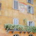 Fleurs au balcon sur une place de la Ville haute de Bergame en Italie
