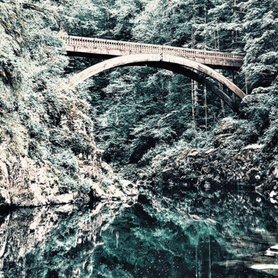Pont au dessus d'une rivière dans une nature sauvage