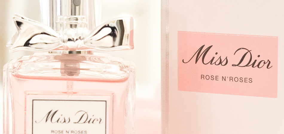 Miss Dior se pare d’une cascade généreuse de roses de mai rehaussée de zestes d’agrumes pour nous offrir l’enivrant Miss Dior Rose N’Roses.